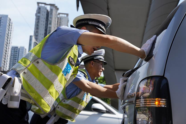 【原創】戰高溫鬥酷暑 重慶市九龍坡區民警書寫保暢“烤”卷_fororder_圖片2