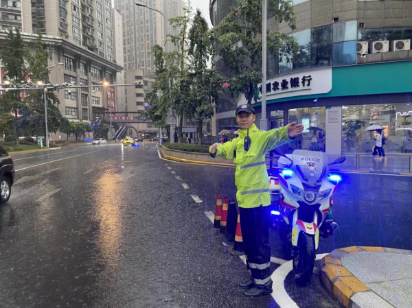 【原創】重慶九龍坡交警暴雨中守護守護市民出行_fororder_圖片19(1)