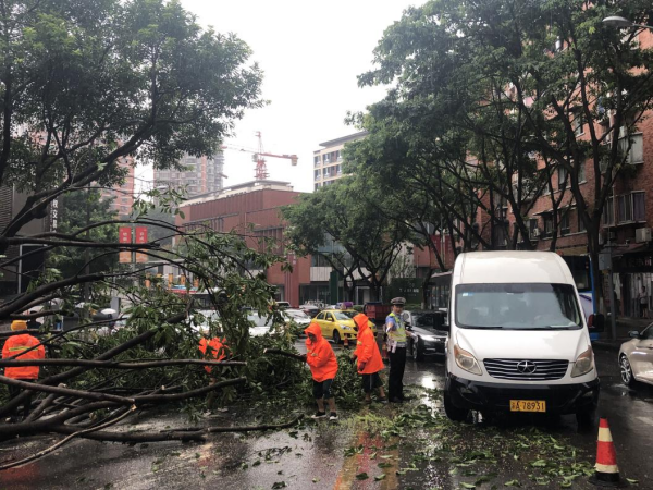 【原創】重慶九龍坡交警暴雨中守護守護市民出行_fororder_圖片20(1)