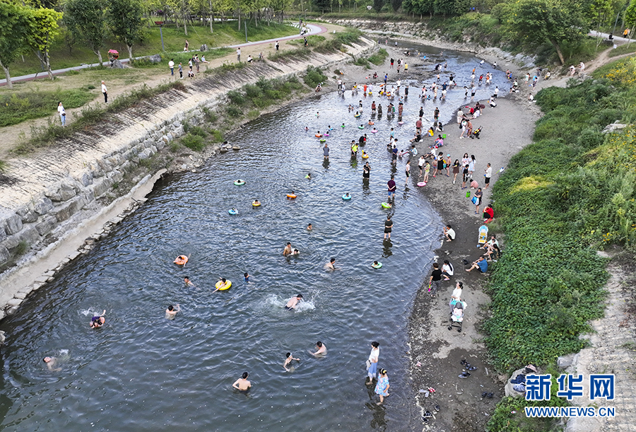 重慶南川：濱河公園戲水享清涼