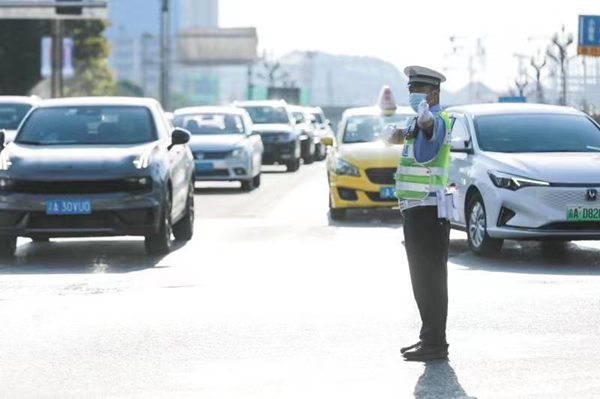 鏖戰酷暑 重慶渝北交巡警高溫下守護群眾平安出行_fororder_圖片1