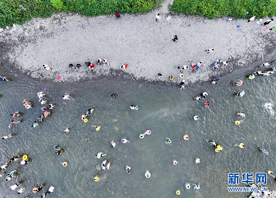 重慶南川：濱河公園戲水享清涼