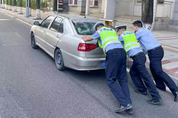 鏖戰酷暑 重慶渝北交巡警高溫下守護群眾平安出行_fororder_圖片3