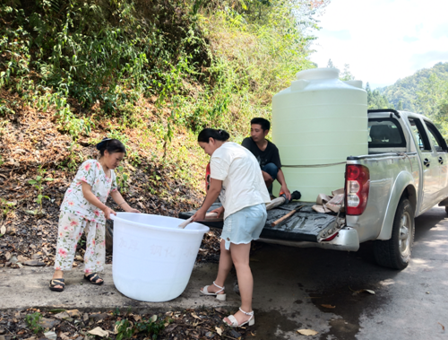 【原創】重慶石柱：“戰”高溫 中益鄉幹部送水保民生_fororder_微信圖片_20220825112536