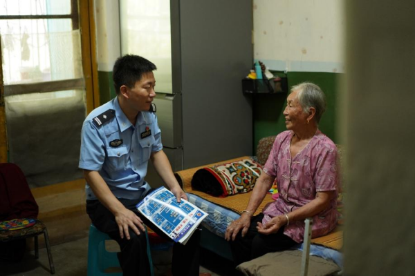 【原創】重慶九龍坡社區民警韓海生：打造“無詐社區” 守好“養老錢”_fororder_圖片4(1)