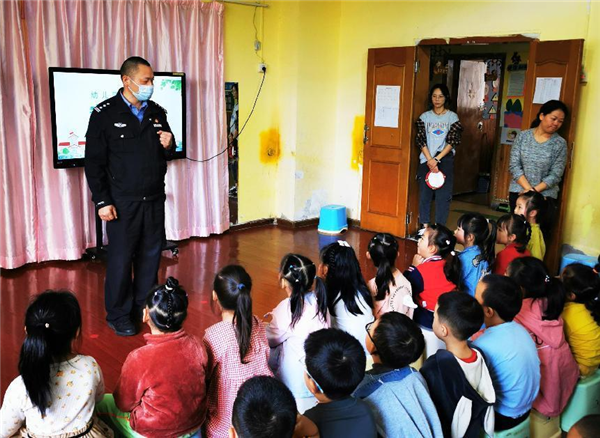 重慶市沙坪壩區民警送安全知識進校園_fororder_圖片1