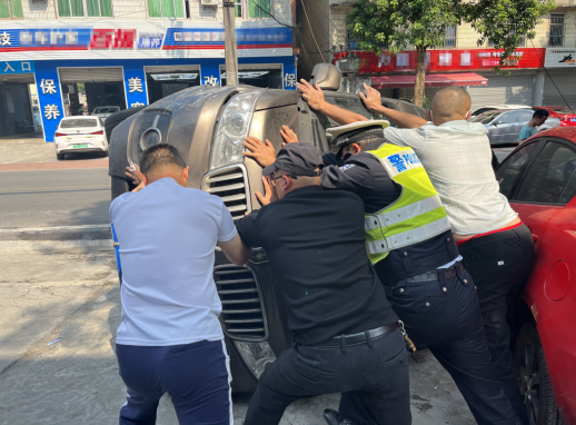 【原創】車輛側翻倒地 重慶沙坪壩區警民攜手救援_fororder_微信圖片_20221026121753