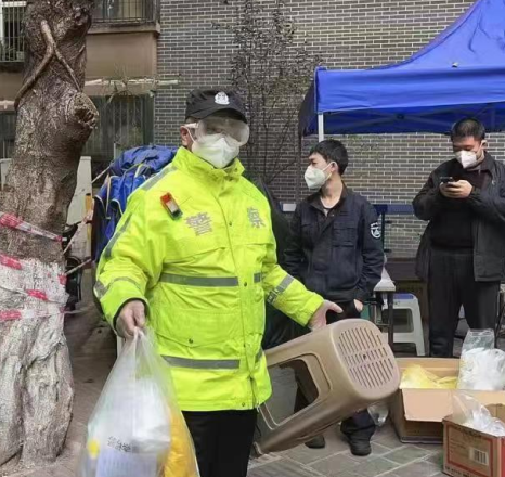 【原創】重慶渝中兩位老民警堅守抗疫一線 許下共同生日心願_fororder_微信圖片_20221124152017