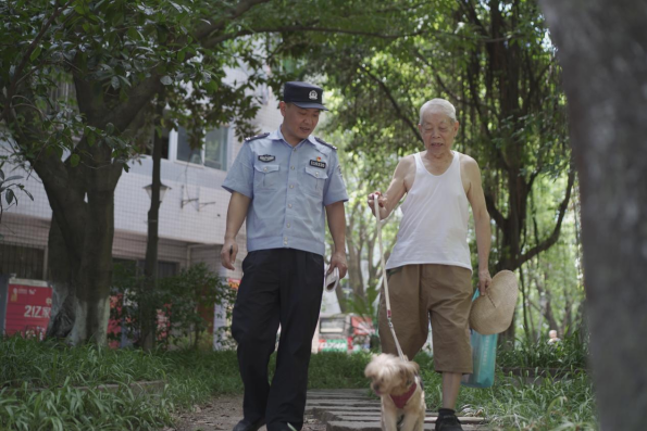 【原創】重慶九龍坡社區民警彭開龍：讓腳步成為丈量平安的尺規_fororder_圖片2(1)