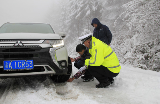 【原創】重慶石柱交巡警除雪保暢 打造“平安路”_fororder_微信圖片_20230130145452