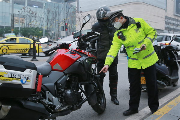 重慶市九龍坡區警方全面開展摩托車突出交通違法整治_fororder_圖片2