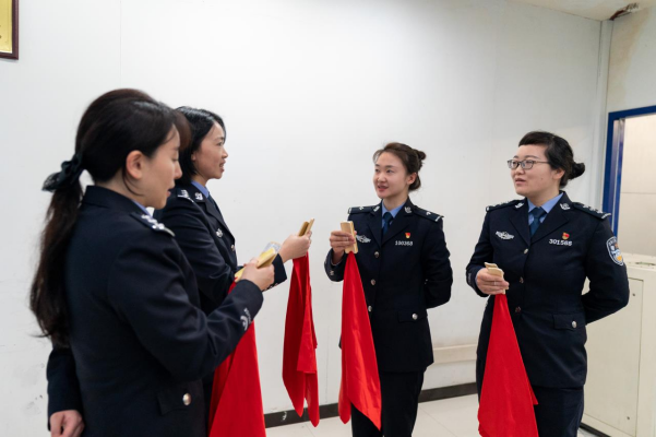 【原創】重慶渝中女民警創新“反詐快板” 打造全民反詐的銅墻鐵壁_fororder_圖片1(1)