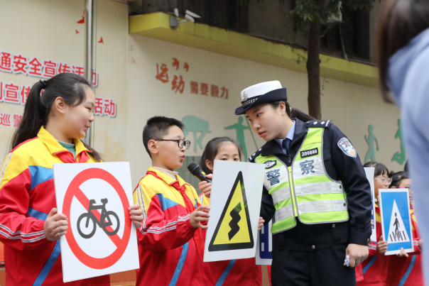 【原創】重慶永川女警送交通安全“大禮”進校園_fororder_圖片6(1)