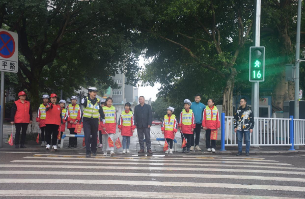 【原創】重慶九龍坡：“警、校、家”共同守護交通安全_fororder_微信圖片_20230328123628