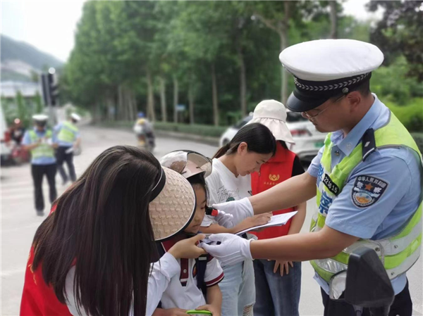 重慶巫溪：警企聯合開展“一盔一帶”文明勸導志願服務活動_fororder_圖片1