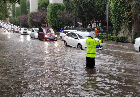 【原創】雨中“警” 雨中情 重慶民警保暢護平安_fororder_微信圖片_20230721160826