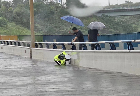 【原創】雨中“警” 雨中情 重慶民警保暢護平安_fororder_微信圖片_20230721161557