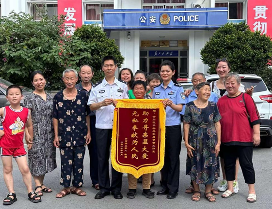 【原創】重慶合川民警助失聯30年兄妹團圓_fororder_微信圖片_20230719123443