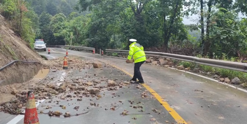 【原創】雨中“警” 雨中情 重慶民警保暢護平安_fororder_微信圖片_20230721161614