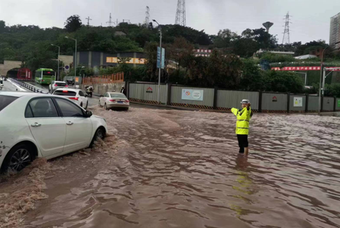 【原創】雨中“警” 雨中情 重慶民警保暢護平安_fororder_微信圖片_20230721161523