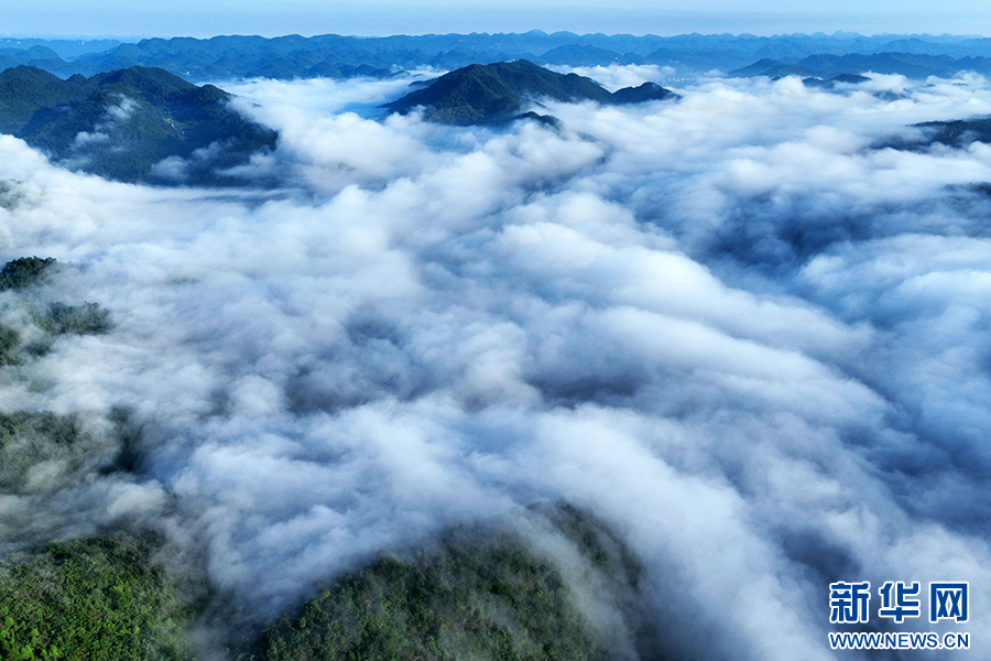 重慶：八月裏雲海流瀑 瞰群山如畫