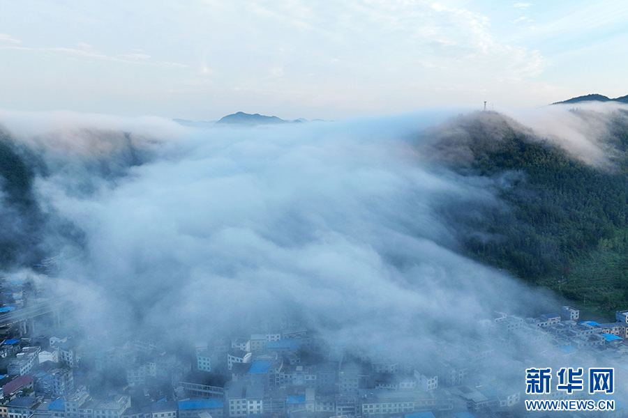 重慶：八月裏雲海流瀑 瞰群山如畫