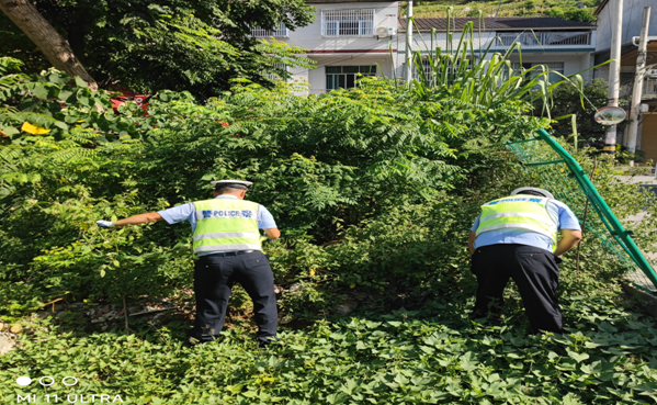 重慶巫溪：烈日除險護安全 民警清患暖人心_fororder_微信圖片_20230824141448