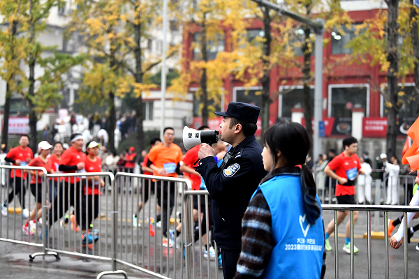 萬州警方全力以赴護航2023重慶萬州環湖馬拉松賽事_fororder_圖片3