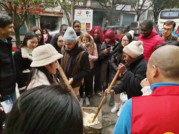 重慶：外國留學生走進和睦路社區 “沉浸式”體驗中國傳統文化_fororder_微信圖片_20231229161841