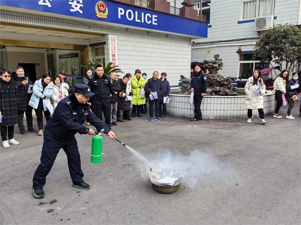 重慶開州公安開展警營開放日活動 群眾沉浸式體驗派出所真實情“警”_fororder_圖片2