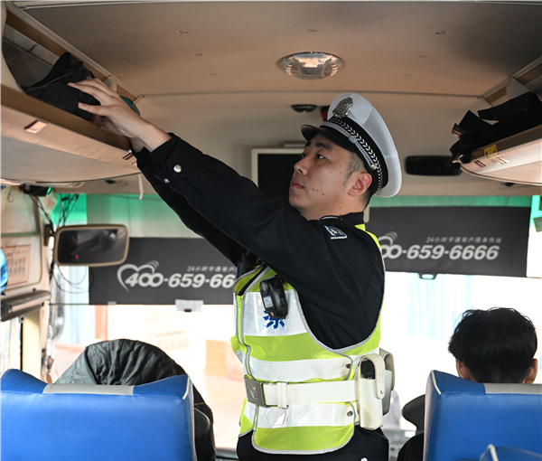 重慶江北警方開展涉客涉校交安聯合整治行動 築牢道路交通安全防線_fororder_圖片1