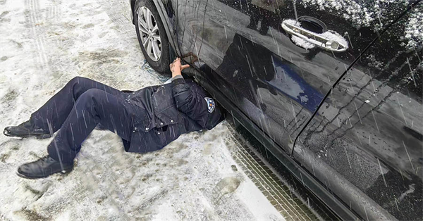 重慶涪陵：車輛被困雪地 民警暖心救助脫困_fororder_圖片1