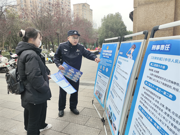 重慶南川警方開展打擊整治網絡謠言“送法上門”宣傳活動_fororder_圖片1