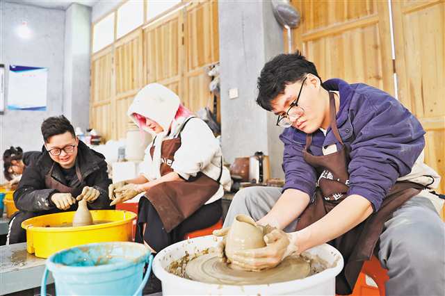 重慶黔江： 外國留學生學制非遺陶