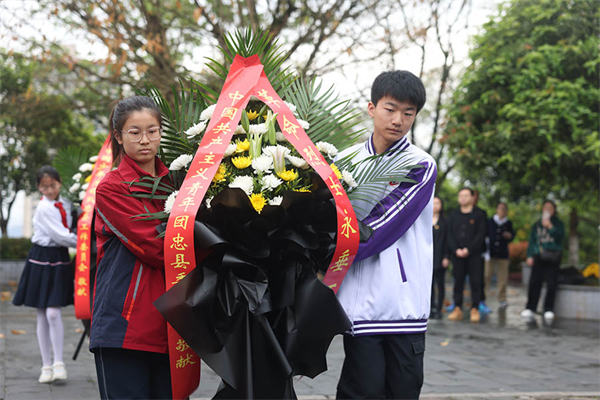 重慶忠縣圖書館組織閱讀愛好者清明節祭奠英烈_fororder_圖片2