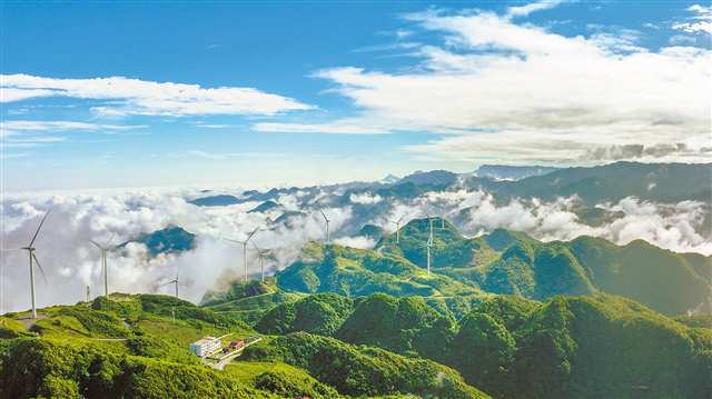 重慶萬盛：雲霧繚繞風電美