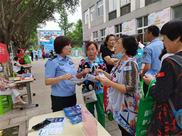 重慶兩江民警黃麗靜：深耕反詐“責任田” 為百姓賬戶“加把鎖”_fororder_圖片1