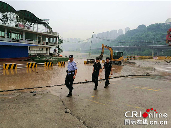 已過審【法治安全】重慶渝中警方堅守各隱患點做好防汛抗汛工作【內容頁標題】洪峰過境 重慶渝中警方堅守各隱患點做好防汛抗汛工作