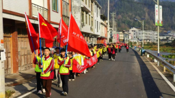 重慶市秀山縣鐘靈鎮：300余名學子徒步鄉間 感悟“飲水思源”