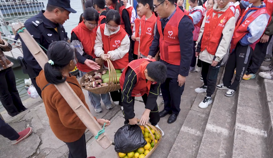 重慶市忠縣中學校開展“精忠·行”活動 青春思政弘揚“渝忠客2180”精神_fororder_微信圖片_20251118174617