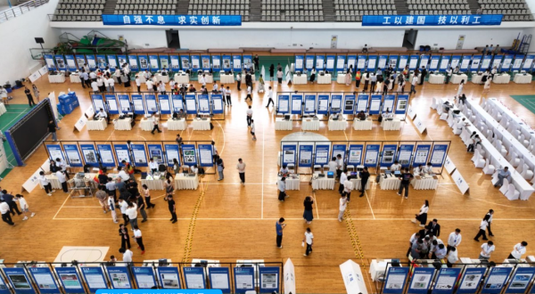 2025重慶理工大學畢業設計（論文）創新大賽舉行 展産教融合新成果_fororder_圖片1