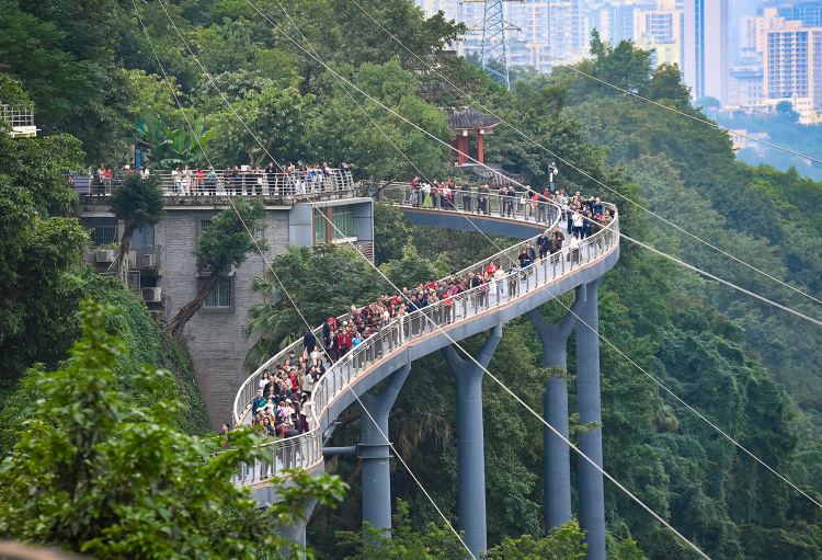重慶渝中:半山崖線鵝嶺棧橋開放首日人氣爆棚