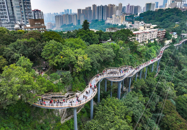重慶渝中:半山崖線鵝嶺棧橋開放首日人氣爆棚