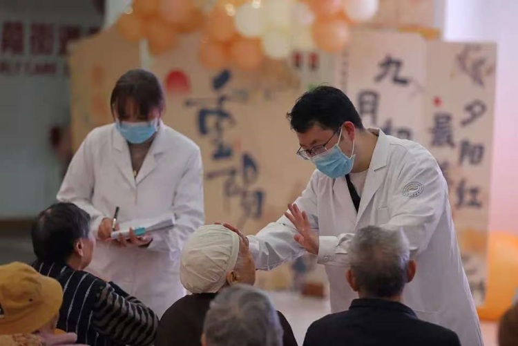 重慶彭水：敬老愛老 情暖重陽_fororder_mmexport1761724540209