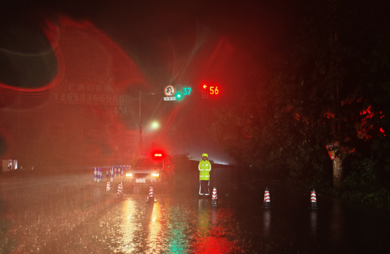 暴雨來襲 重慶江津警方築牢防汛“安全堤”_fororder_微信圖片_20250711140435