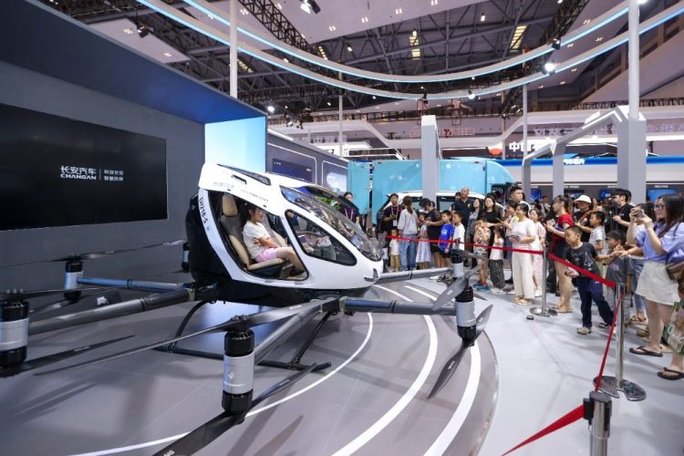 圖集｜2025智博會：新能源汽車展區 科技引領未來出行