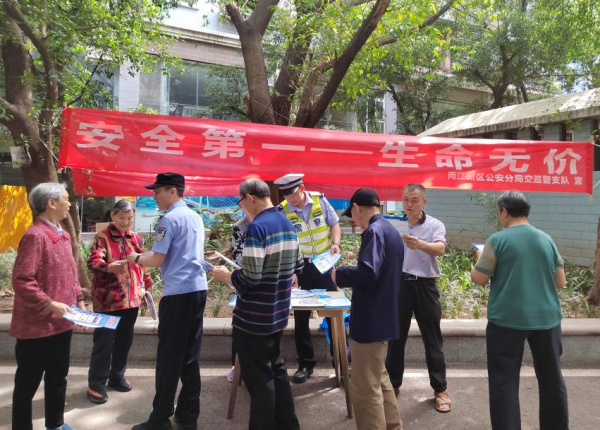 築牢安全防線 重慶兩江新區警方開展交通安全宣傳進社區活動_fororder_圖片2