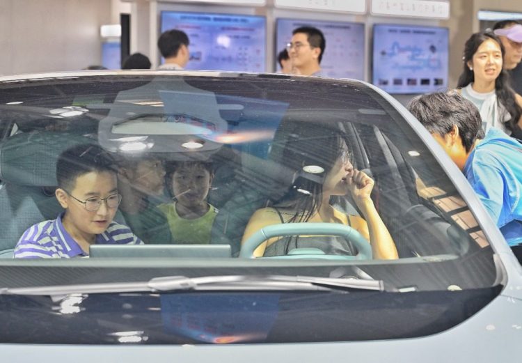圖集｜2025智博會：新能源汽車展區 科技引領未來出行