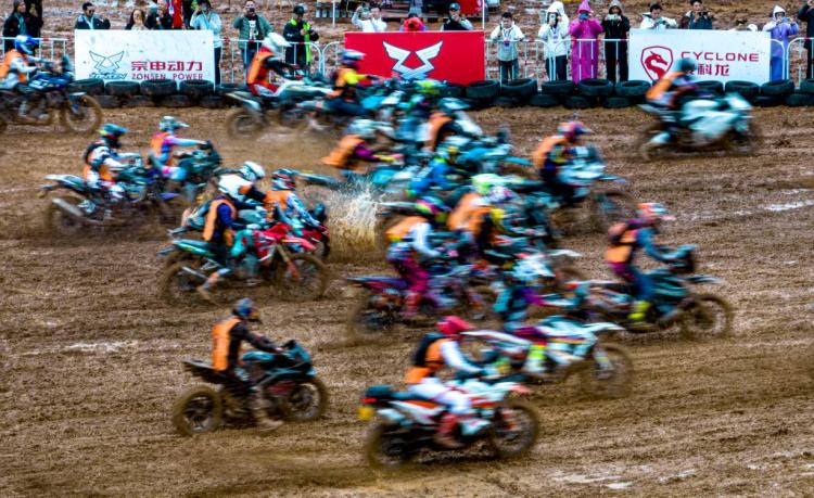 重慶巴南:“宗申杯”摩托越野耐力挑戰賽開賽