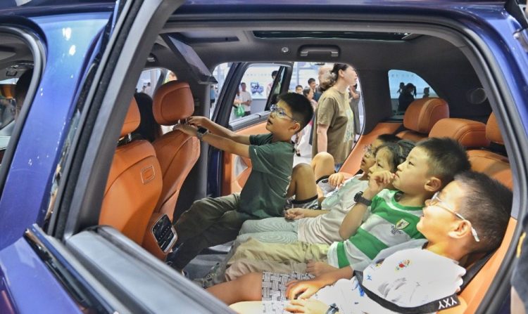 圖集｜2025智博會：新能源汽車展區 科技引領未來出行